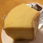 クラブハリエ B-スタジオ 新宿小田急店 - 一応半分にカットするものの...
                                結局全部食べる