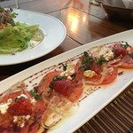 Manta & Pavilion Wine Bar - トマトとチーズのサラダ