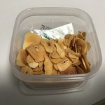 肉料理 荒川 - タッパー内のお土産「ガーリックチップ