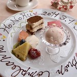 パボーロ・パブーロ - 料理写真:ANNIVERSARIO　～記念日サービス～
お誕生日やご結婚記念日など、お祝いの際は、デザートのプレートにお名前やメッセージをお入れして、キャンドルサービス✨ インスタントカメラでの写真撮影も... （前日までの要予約）