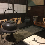上村うなぎ屋 - 囲炉裏は火も入ってます(^^)