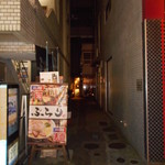 麺酒処 ぶらり - 路地入口