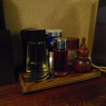 麺酒処 ぶらり - カウンター調味料