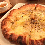 茶日 - ★★★☆ クアトロフォルマッジ もっちりとして引きの良いチーズとしっかりめの生地が美味しい。蜂蜜をかけるとさらに美味！