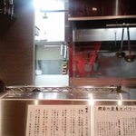 麺屋しみる - 店内厨房方面