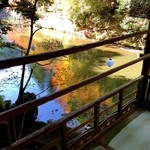 もみぢ家別館 川の庵 - 清滝川に写る紅葉