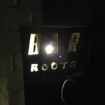 Bar Roots - エントランスのサインポード