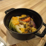 ビストロ 間 - ココットストーブでローストしたみかんと季節野菜　ローズマリーとタイムの香りと共に