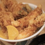 Mekiki No Ginji - 食べられるのは手前の２個の塊とたくわん　奥の２個は海老の頭を揚げたものです。