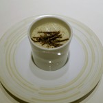 レストラン リューズ - 菊芋（キクイモ)とトリュフ温スープ
      出汁を感じる素晴らしい絶品でした。