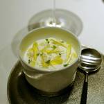 レストラン リューズ - オマールエビ、松葉蟹、カリフラワーエスプーマ
      蟹の甘さが美味しい絶品の料理でした。