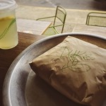 Sprout Sandwich Shop  - 外の見えるカウンター席で♪