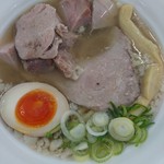 らあめん 元 - 琥珀煮干し塩麺800円角切りチャーシュートッピング200円煮干しと塩が主役ですがあり得ないくらいの旨味がありました。