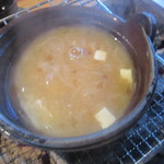 ごん助 - 鉄鍋でお味噌汁を温めて