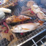 ごん助 - 皆で思い思いに焼いてます