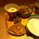 日々魚数寄 東木 - 南蛮風の小皿に大根と魚の煮つけ、おぼろ豆腐。