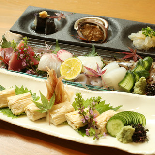 We offer a wide variety of special dishes centered around Kyoto cuisine.