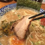 博多ラーメン鶴亀堂 - もっちりジューシーなチャーシューが！これまた旨い