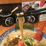 博多ラーメン鶴亀堂 - 超極細麺。小麦の含有率が高く、風味豊か