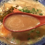 博多ラーメン鶴亀堂 - 鶴亀堂の濃厚な豚骨ベースのスープに味噌の香りが優しく漂う！これもまた旨い一杯