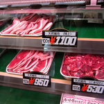 肉の根木 - 特上（ロース）は１１００円、上（モモ）は９５０円/１００ｇです。（平成２２年１２月現在）