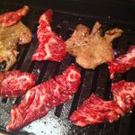 焼肉ジュージュー - ハラミを焼いている所