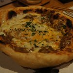 バカンス食堂 - カレーピザ+半熟卵