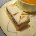 オテル・ドゥ・ミクニ - マンゴーのジュレとアーモンドのブランマンジェ、チョコバナナのアイスクリームの東京産パッションフルーツのソース添え、フランス産　黒無花果のタルトの盛り合わせデザート
      