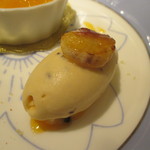 オテル・ドゥ・ミクニ - マンゴーのジュレとアーモンドのブランマンジェ、チョコバナナのアイスクリームの東京産パッションフルーツのソース添え、フランス産　黒無花果のタルトの盛り合わせデザート
      