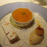 オテル・ドゥ・ミクニ - マンゴーのジュレとアーモンドのブランマンジェ、チョコバナナのアイスクリームの東京産パッションフルーツのソース添え、フランス産　黒無花果のタルトの盛り合わせデザート
      