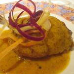 オテル・ドゥ・ミクニ - ハンガリー産　鴨のコンフィ、三種（オレンジ、黄、紫）人参のクリュディテとピュレ添え、粒マスタード風味の人参のソース
      