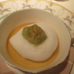 オテル・ドゥ・ミクニ - 東村山産出島馬鈴薯のヴィシソワーズ、コンソメプーレとミルク泡のせ、千葉船橋産ホンビノス貝のベニエ添え
      