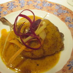 ハンガリー産　鴨のコンフィ、三種（オレンジ、黄、紫）人参のクリュディテとピュレ添え、粒マスタード風味の人参のソース
          