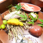 かま田 - 秋刀魚の煮付け、カボチャ、鴨肉、柿の白和え、イクラ、マグロの手まり寿司、銀杏