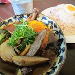 皮がパリッとしたチキンと野菜のカレー