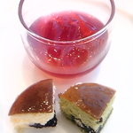 ペストリーショップ ラ・モーラ - ゼリーもおいしい。下のチーズケーキも！