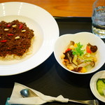 旬穀旬菜カフェ - 黒の薬膳ドライカレー￥１０８０