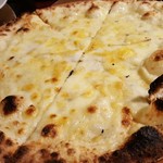 ESOLA - ゴルゴンゾーラチーズピザには蜂蜜をかけてo(^-^)