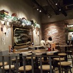 ESOLA - スツール席がほとんどですが反対壁面はソファー席