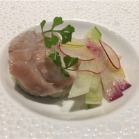 plenitude - さっと燻製をかけた岡山の鰆と白インゲン豆のピュレ、ラディののサラダと。燻製香がすごいけどサラダにも燻製がかかると一辺倒かも。