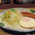 Yayoi Ken - メインのおかずの目玉焼きにはサラダと一緒にソーセージも２本添えられてました。
      
      ご飯はお替りも出来るから朝からガッツリ行きたい時は大助かりですね。
      