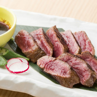 土佐赤牛わら炙りレアステーキ 2種塩とわさびで