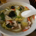 四川飯店 - 五目ソバの麺は柔かめですが、具沢山で美味しい♪