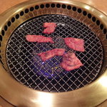 京極園 - 上カルビをガスコンロで焼きます