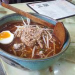 玉蘭 - サーツァー麺。台湾独特の風味の玉蘭特製ラーメンです。癖になる味です。半分の茹で卵と茹でたもやし、炒めたひき肉がのっています。