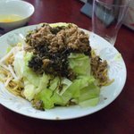 玉蘭 - 高菜乾麺。乾麺に高菜漬けがトッピングされたもの。思いっきり、混ぜて食べ、味わい、そして生卵をかけて混ぜて食べれば、2度美味しいです。