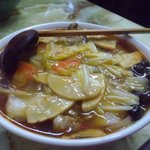 玉蘭 - 広東麺。筍、きくらげ、白菜、人参などの野菜の他、豚バラ肉、むき海老が入っており美味しかった。常連さんが、辛い広東麺を注文していましたが、それだと、四川風野菜あんかけ麺ですよね？（笑）