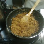 神戸甘辛カレー きてたもんせ - タマネギと小麦粉をジックリ油で炒めています