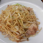 四川飯店 - やきそばは塩味でニンニクが入り美味しい♪