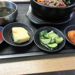 FOOD HALL - 勿論ビビンバにはカクテキ等のキムチも添えられてます。
            
            